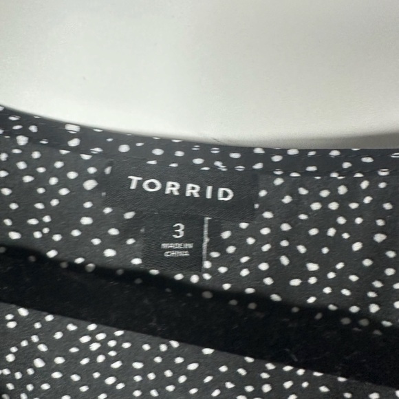 Torrid Black/White Polka Dot Pintuck Button-Front V-Neck Blouse Women’s 3X - Picture 10 of 12